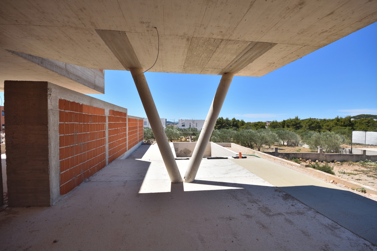 Luksuzno stanovanje S2 z bazenom in vrtom v pritličju novogradnje – Vodice