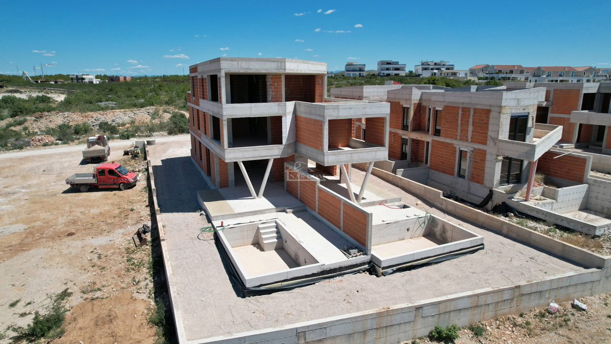 Luksuzno stanovanje S2 z bazenom in vrtom v pritličju novogradnje – Vodice