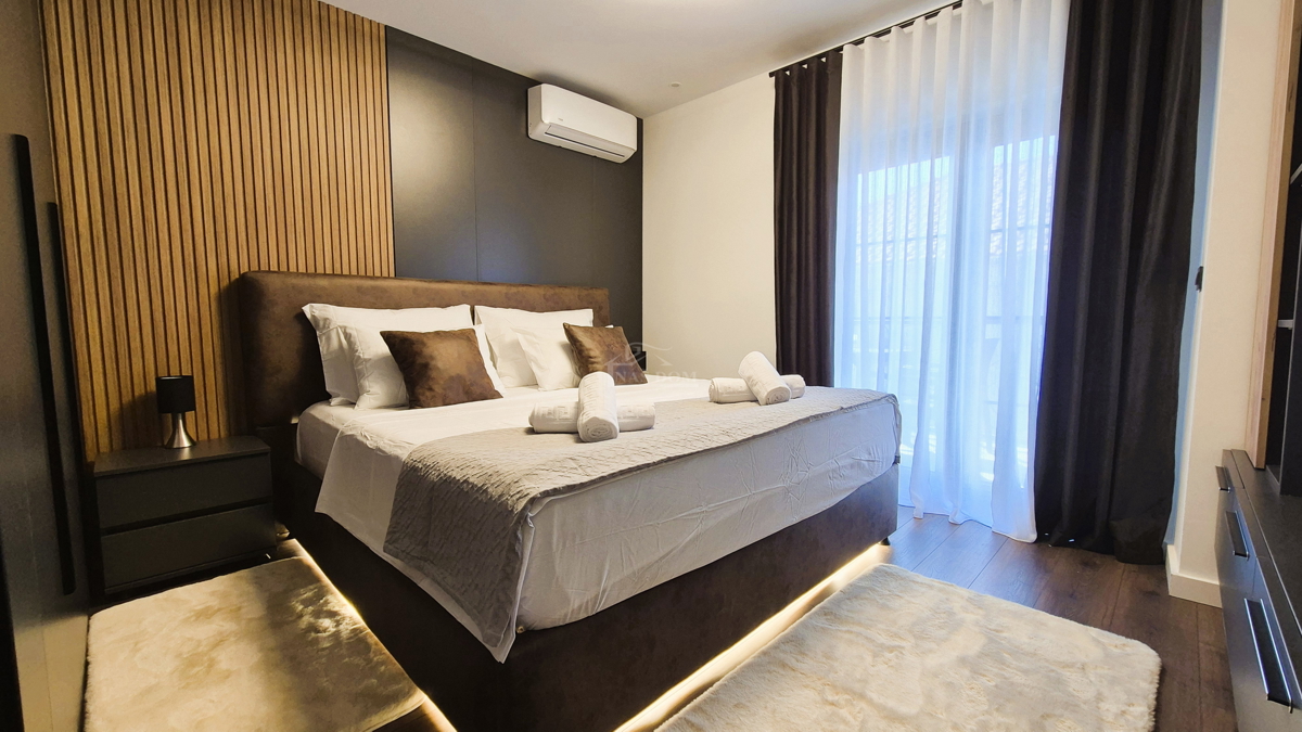 Brodarica - Vila s bazenom, 70 m od morja