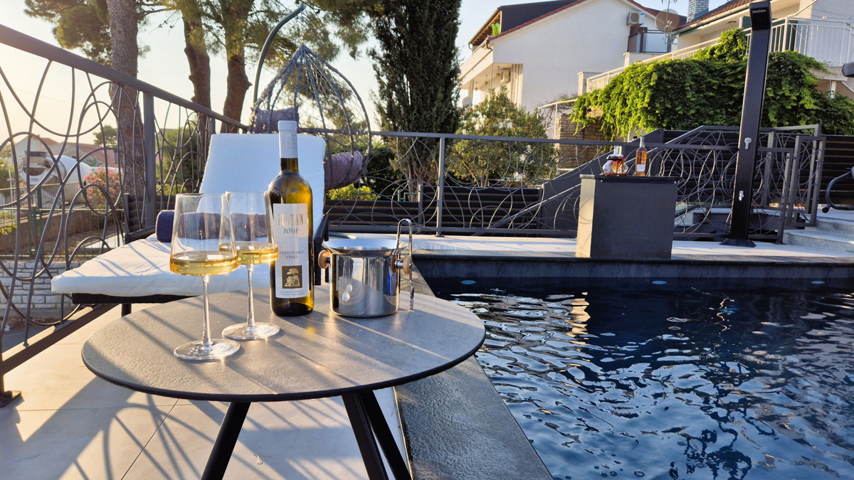 Brodarica - Vila s bazenom, 70 m od morja