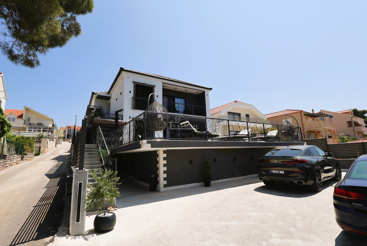 Brodarica - Vila s bazenom, 70 m od morja