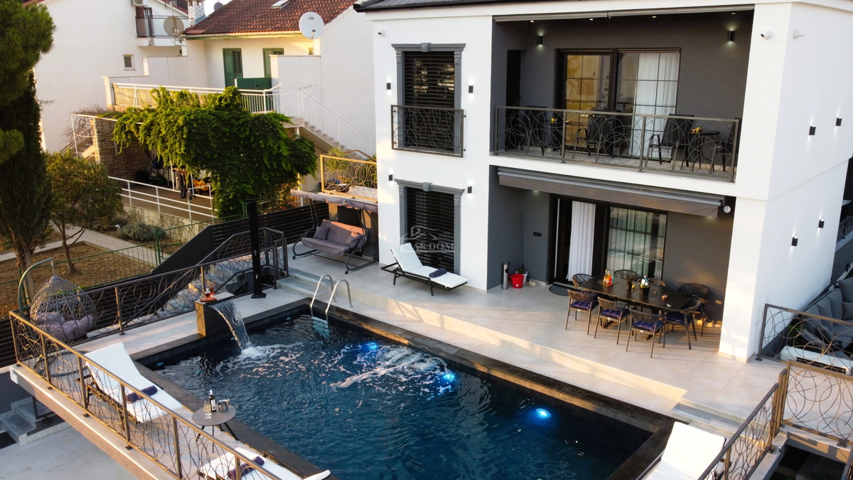 Brodarica - Vila s bazenom, 70 m od morja