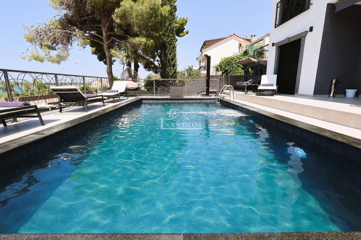 Brodarica - Vila s bazenom, 70 m od morja