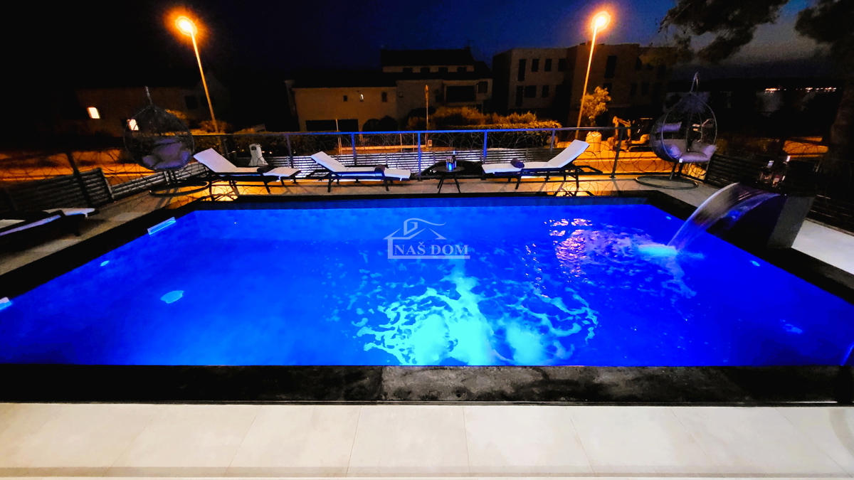 Brodarica - Vila s bazenom, 70 m od morja