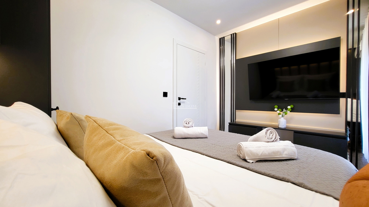 Brodarica - Vila s bazenom, 70 m od morja