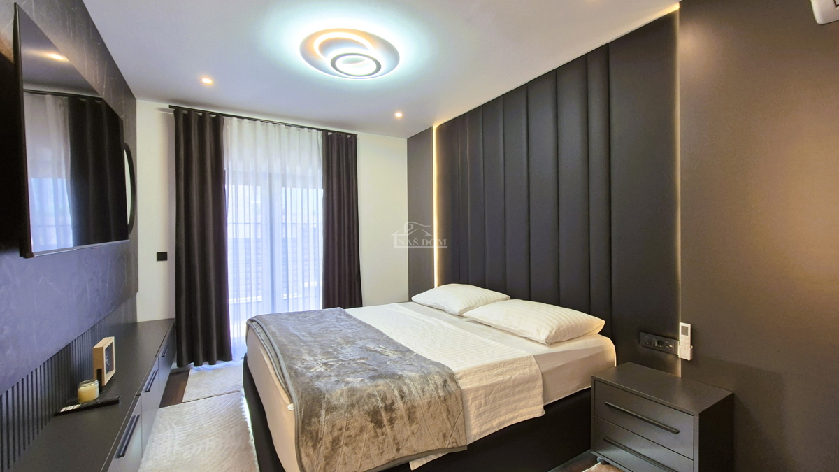 Brodarica - Vila s bazenom, 70 m od morja