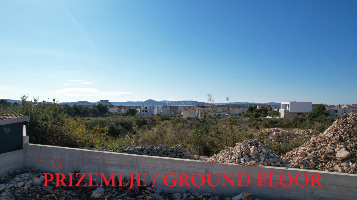 Vodice - Luksuzno dvoetažno stanovanje S2 s bazenom in vrtom, pogled na morje