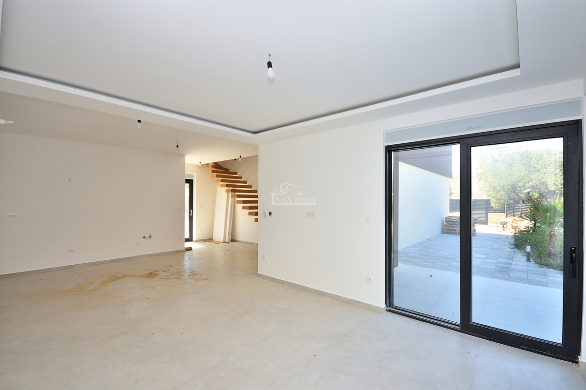 Srima, Vodice - Dvojna hiša S2 z bazenom v bližini plaže