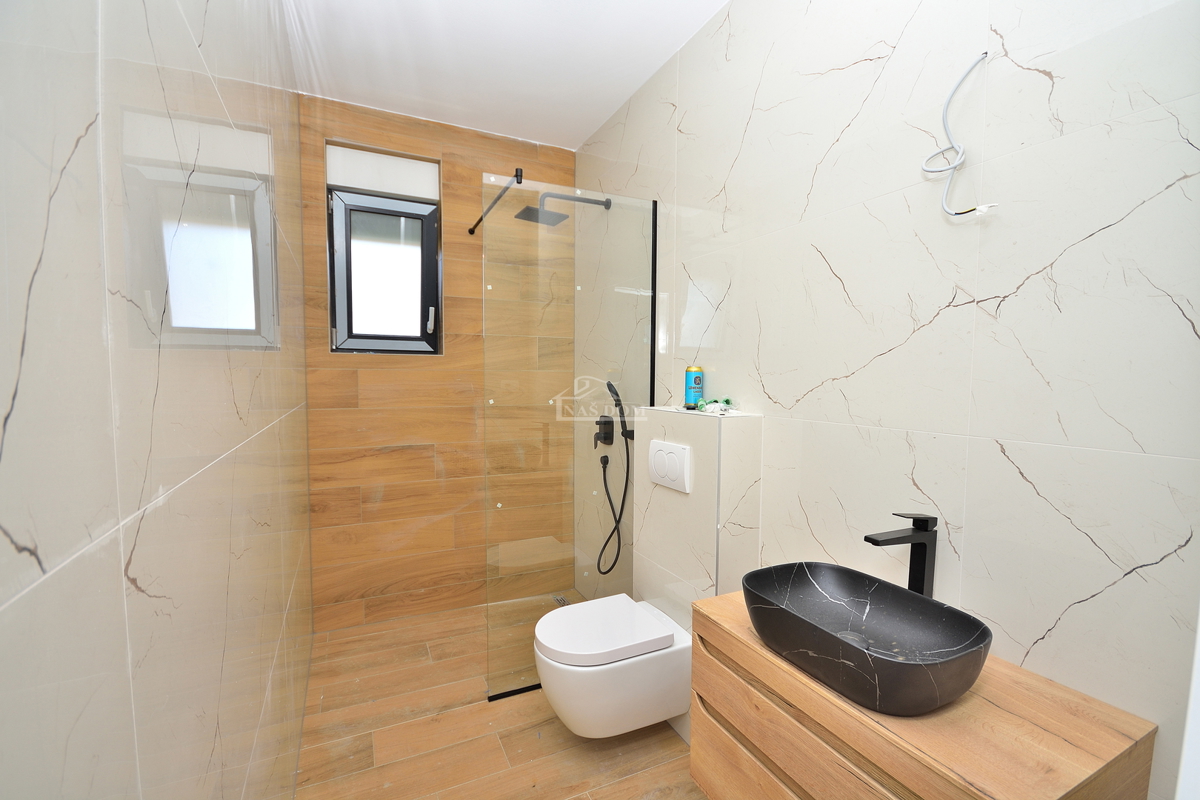 Srima, Vodice - Dvojna hiša S2 z bazenom v bližini plaže