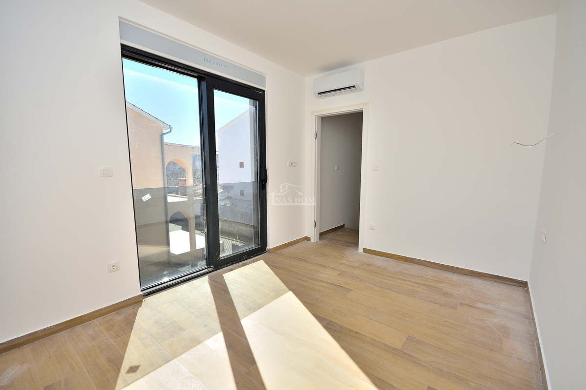 Srima, Vodice - Dvojna hiša S2 z bazenom v bližini plaže