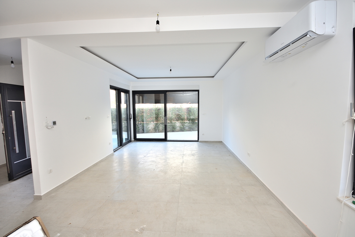 Srima, Vodice - Dvojna hiša S2 z bazenom v bližini plaže