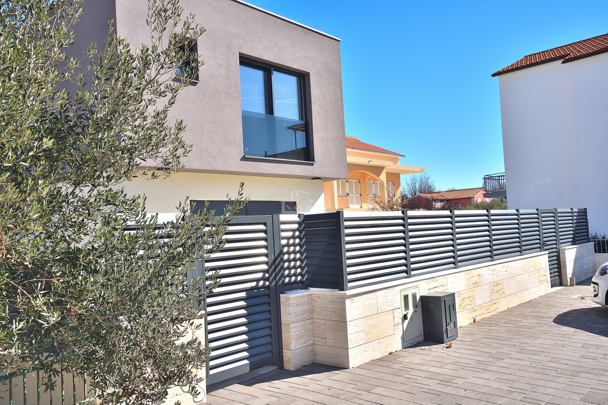 Srima, Vodice - Dvojna hiša S2 z bazenom v bližini plaže