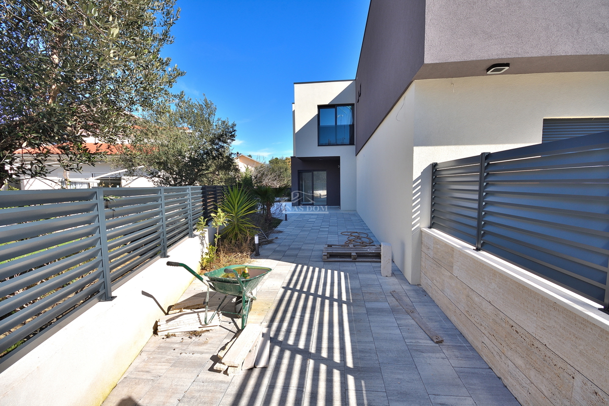 Srima, Vodice - Dvojna hiša S2 z bazenom v bližini plaže