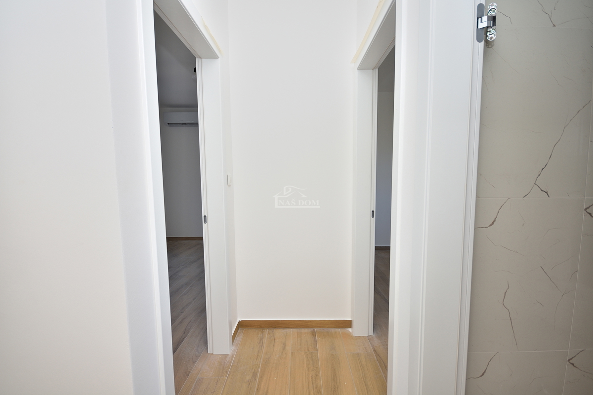 Srima, Vodice - Dvojna hiša S2 z bazenom v bližini plaže