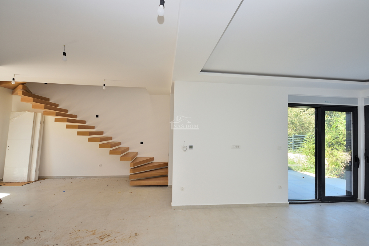 Srima, Vodice - Dvojna hiša S2 z bazenom v bližini plaže