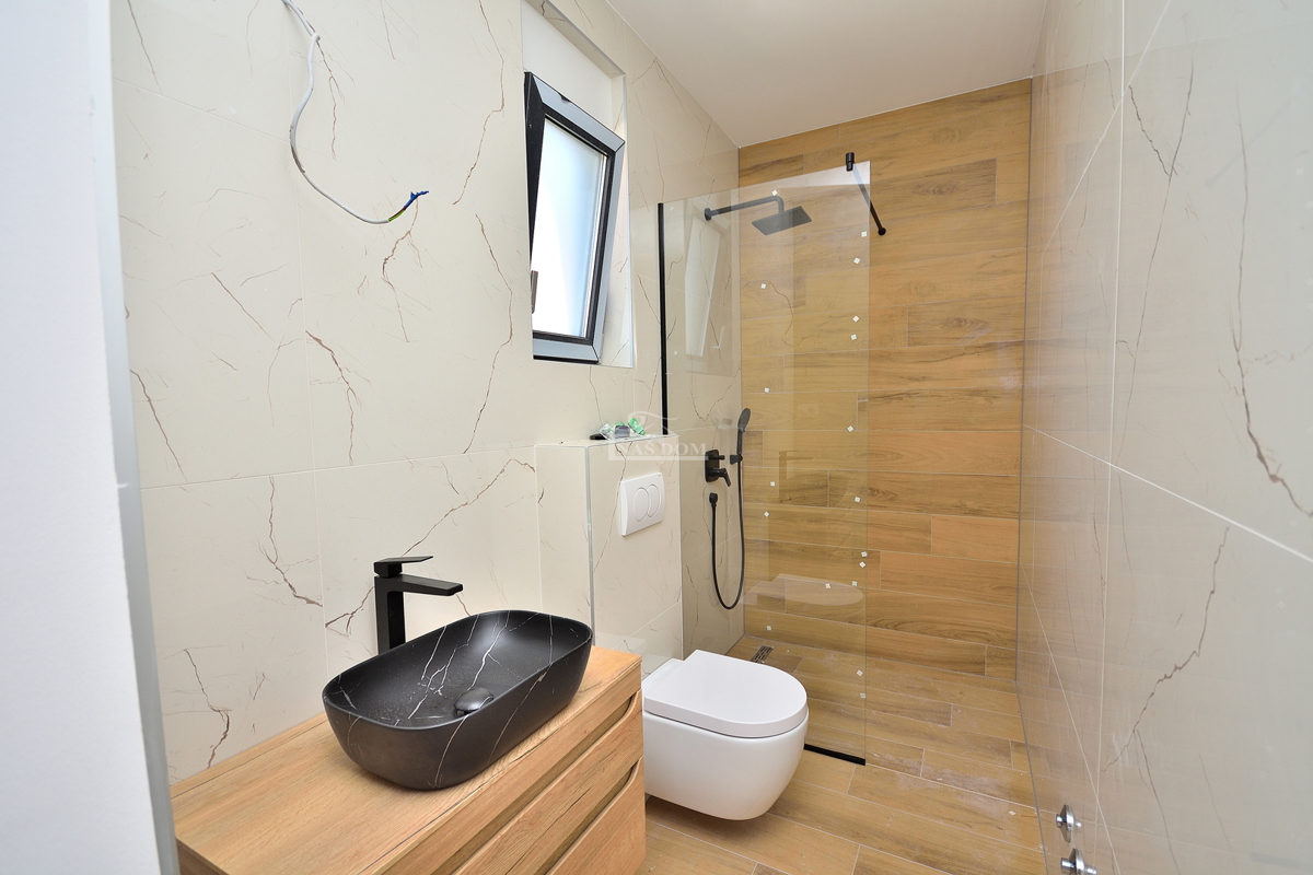 Srima, Vodice - Dvojna hiša S2 z bazenom v bližini plaže