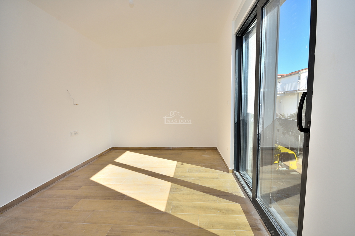 Srima, Vodice - Dvojna hiša S2 z bazenom v bližini plaže