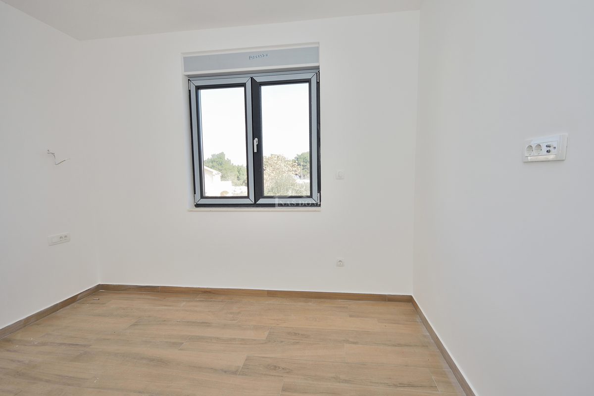 Srima, Vodice - Dvojna hiša S2 z bazenom v bližini plaže