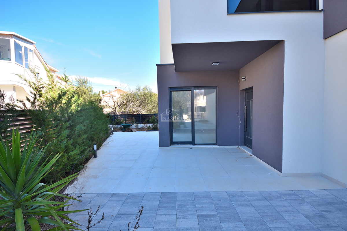 Srima, Vodice - Dvojna hiša S2 z bazenom v bližini plaže