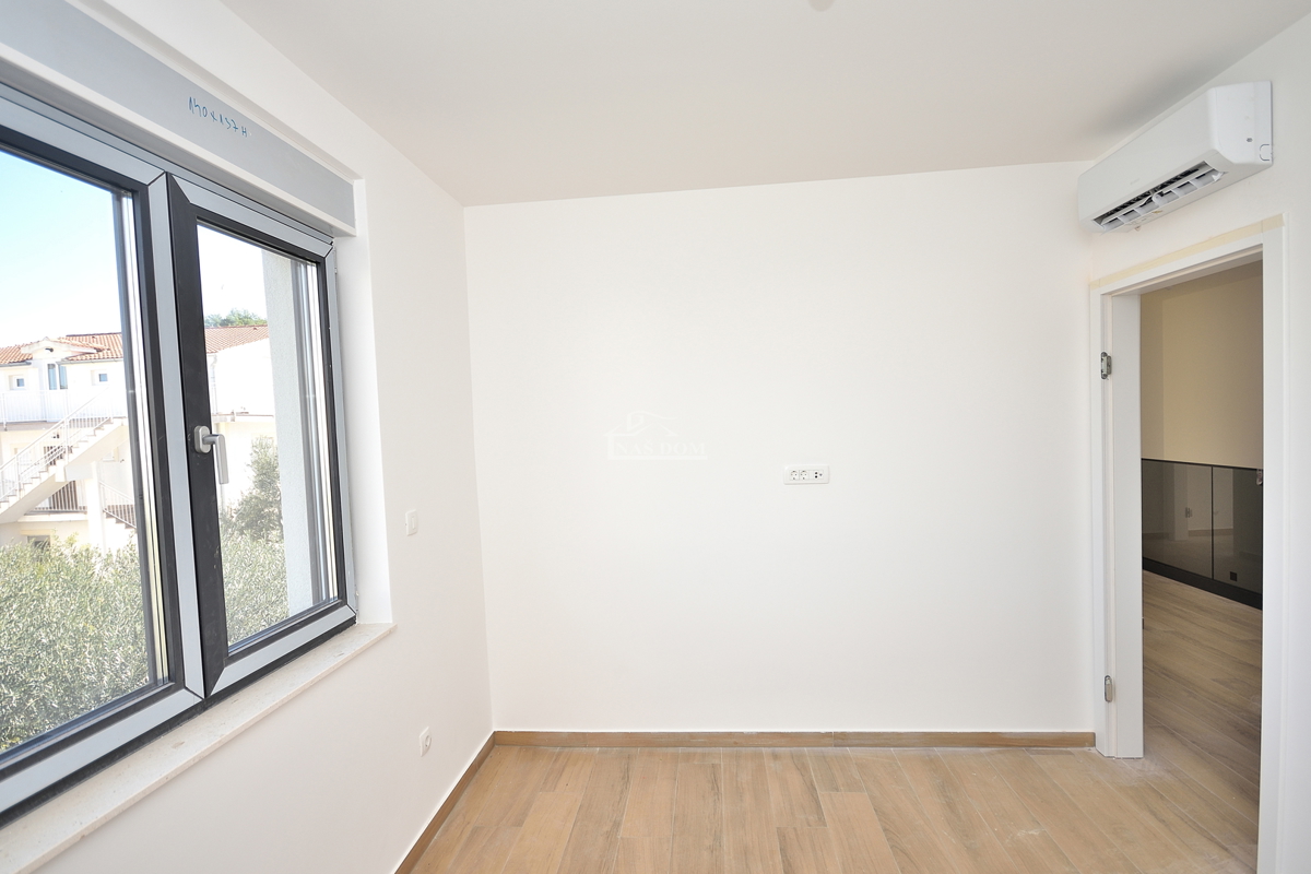 Srima, Vodice - Dvojna hiša S2 z bazenom v bližini plaže