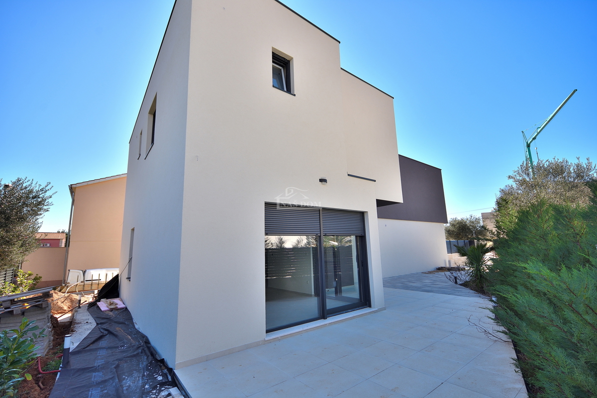 Srima, Vodice - Dvojna hiša S2 z bazenom v bližini plaže