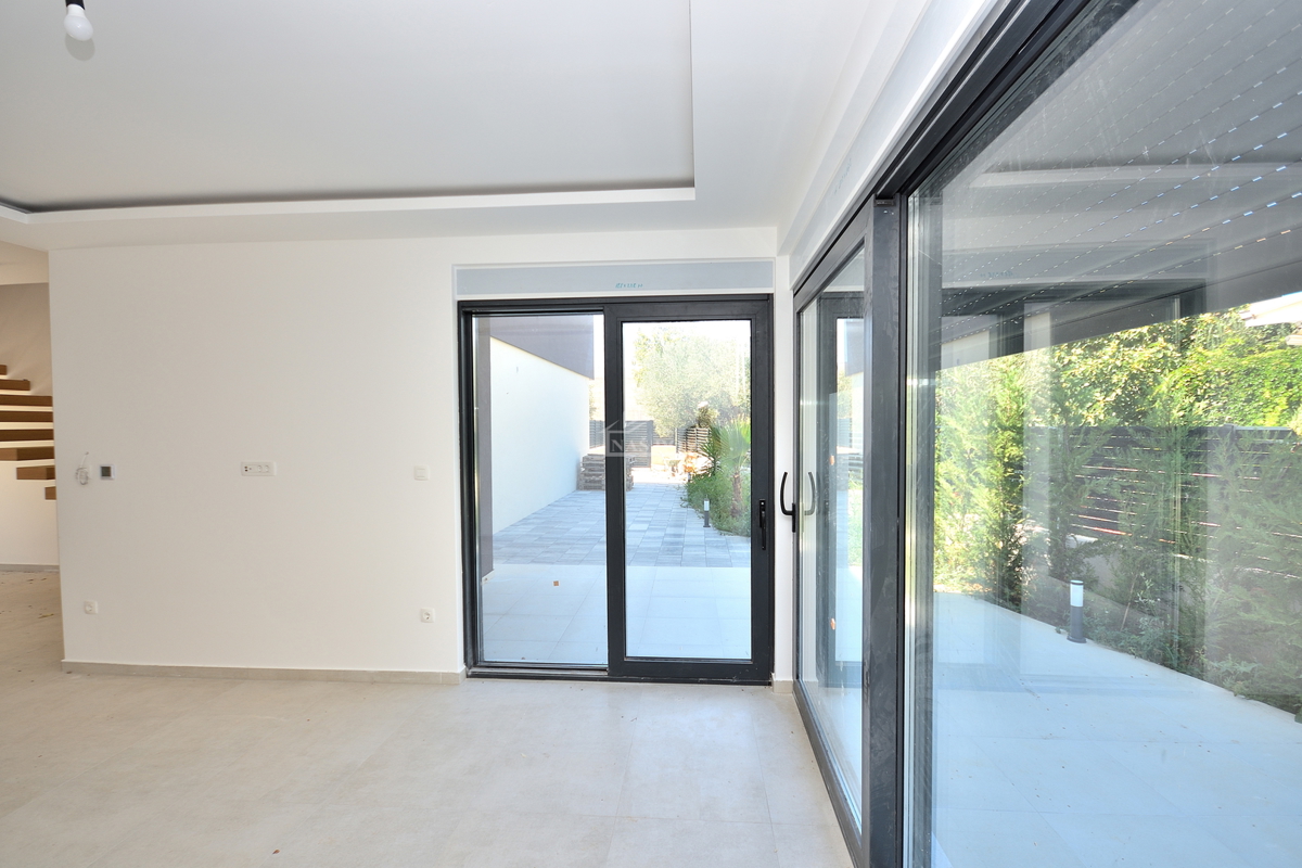 Srima, Vodice - Dvojna hiša S2 z bazenom v bližini plaže