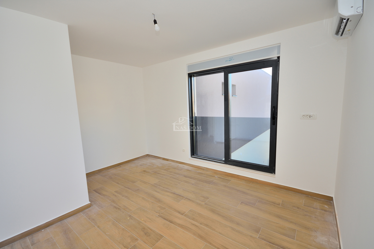 Srima, Vodice - Dvojna hiša S2 z bazenom v bližini plaže