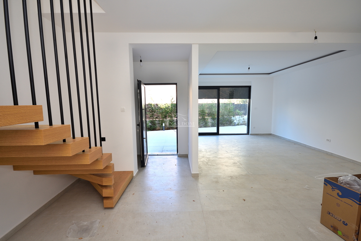 Srima, Vodice - Dvojna hiša S2 z bazenom v bližini plaže