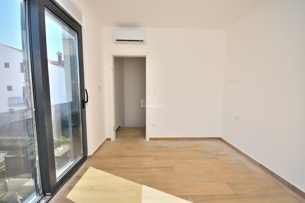 Srima, Vodice - Dvojna hiša S2 z bazenom v bližini plaže