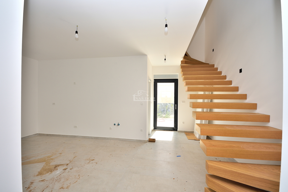 Srima, Vodice - Dvojna hiša S2 z bazenom v bližini plaže