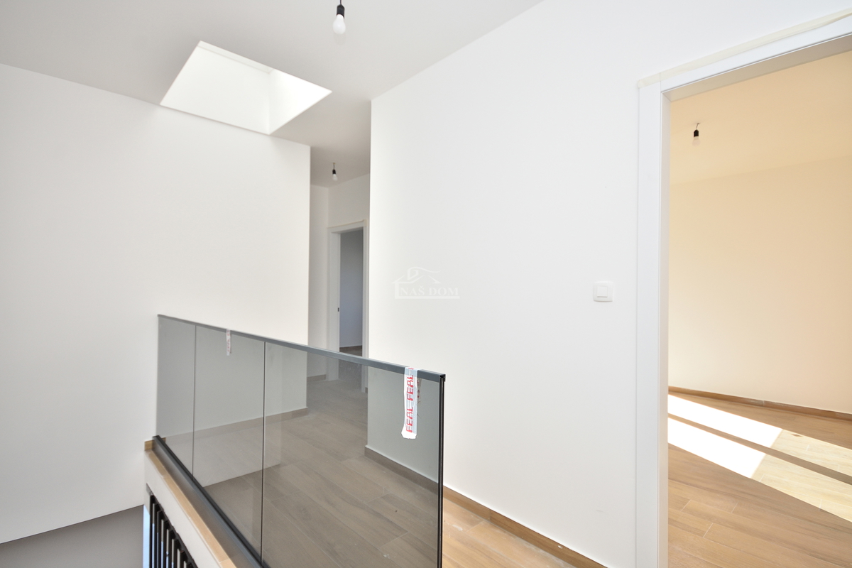 Srima, Vodice - Dvojna hiša S2 z bazenom v bližini plaže