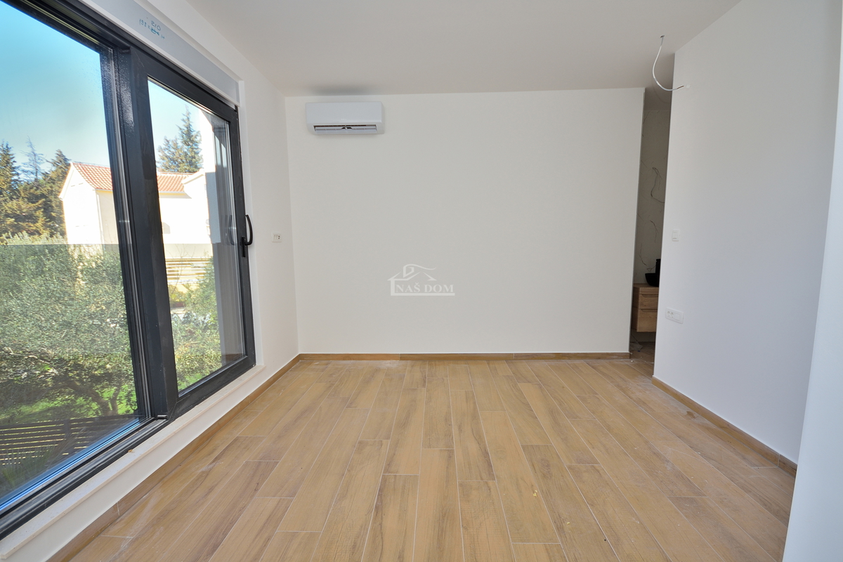 Srima, Vodice - Dvojna hiša S2 z bazenom v bližini plaže