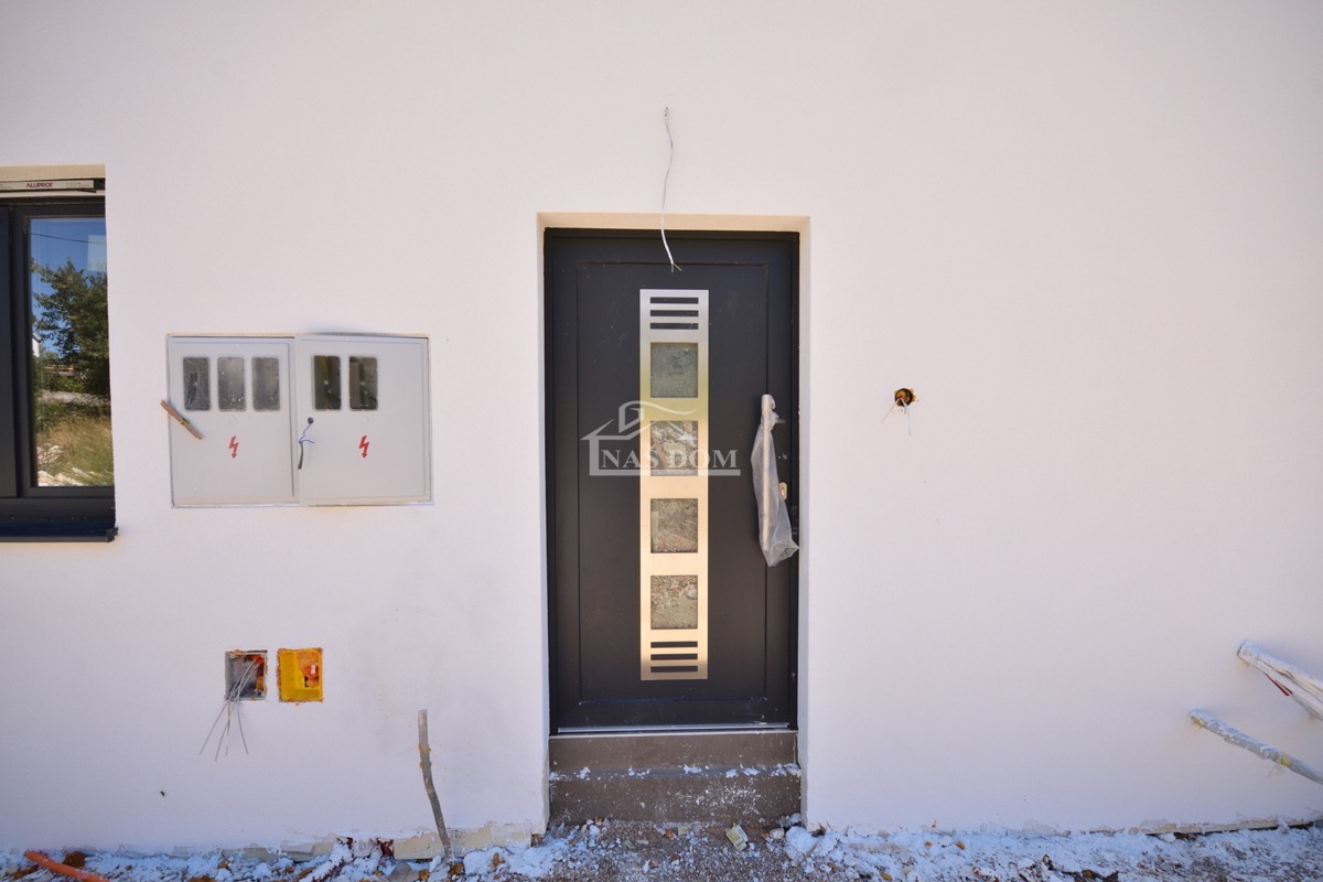 Vodice - Stanovanje S1 s bazenom in vrtom