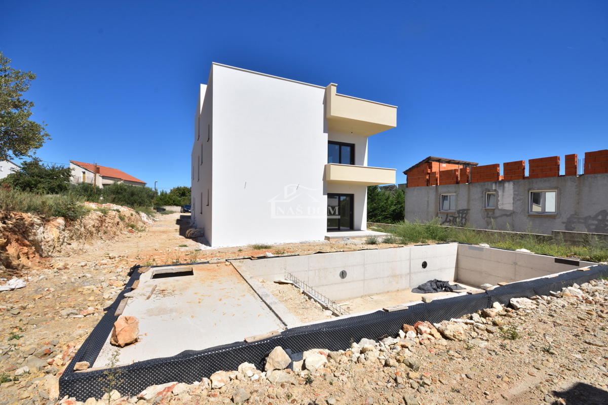 Vodice - Stanovanje S1 s bazenom in vrtom