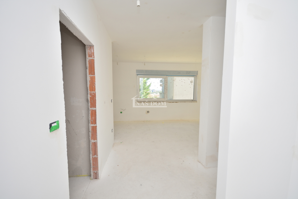 Vodice - Stanovanje S1 s bazenom in vrtom