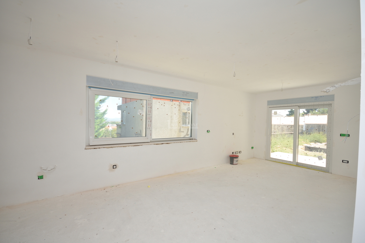 Vodice - Stanovanje S1 s bazenom in vrtom