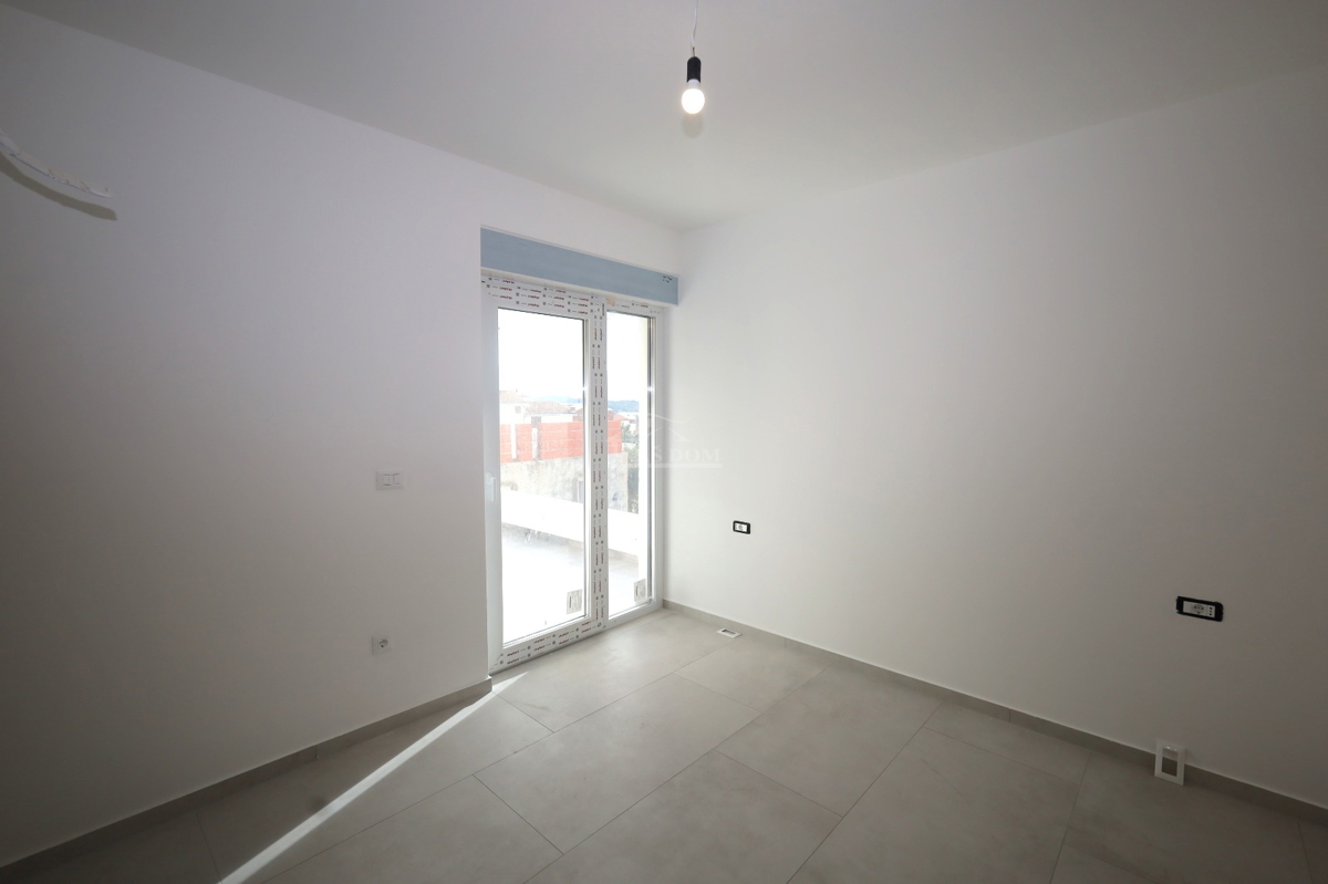 Vodice - Stanovanje S1 s bazenom in vrtom