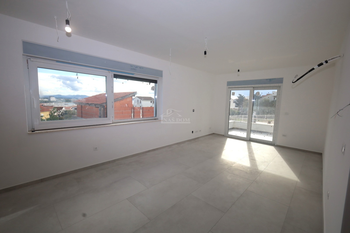 Vodice - Stanovanje S1 s bazenom in vrtom