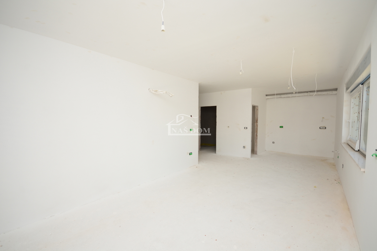 Vodice - Stanovanje S1 s bazenom in vrtom