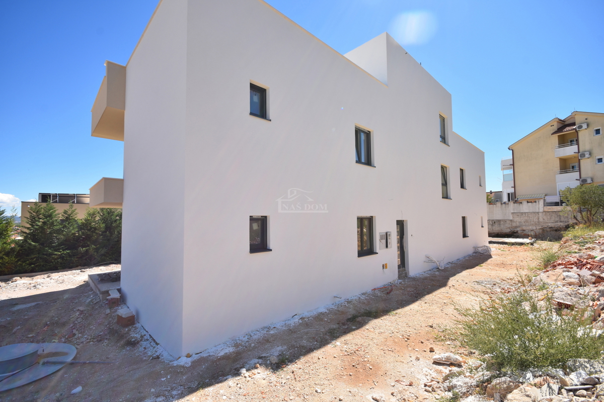 Vodice - Stanovanje S1 s bazenom in vrtom