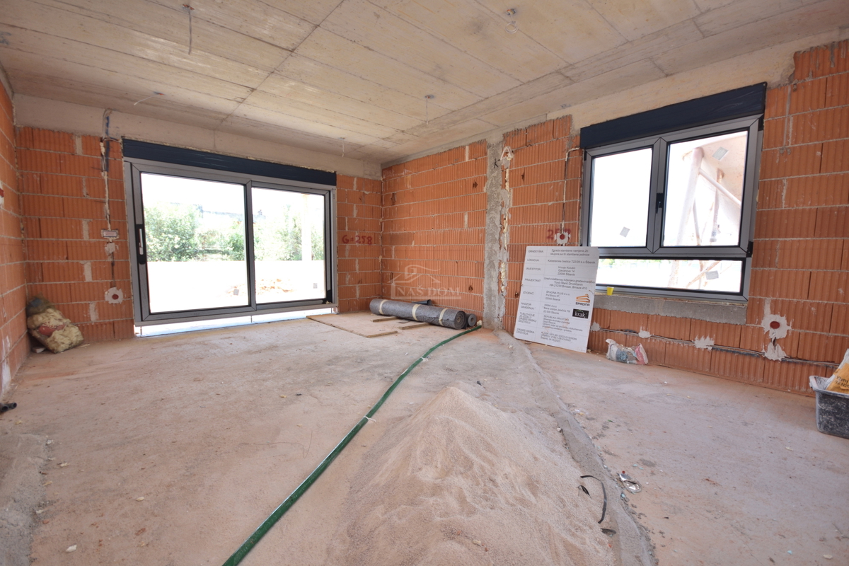 Luksuzno dvoprostorsko stanovanje S1 z veliko zemljiščem v Tribunju – 250 m od morja