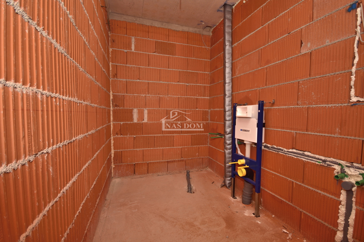 Luksuzno dvoprostorsko stanovanje S1 z veliko zemljiščem v Tribunju – 250 m od morja