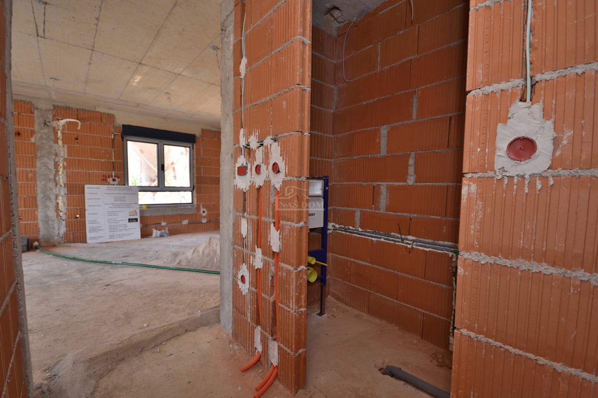 Luksuzno dvoprostorsko stanovanje S1 z veliko zemljiščem v Tribunju – 250 m od morja