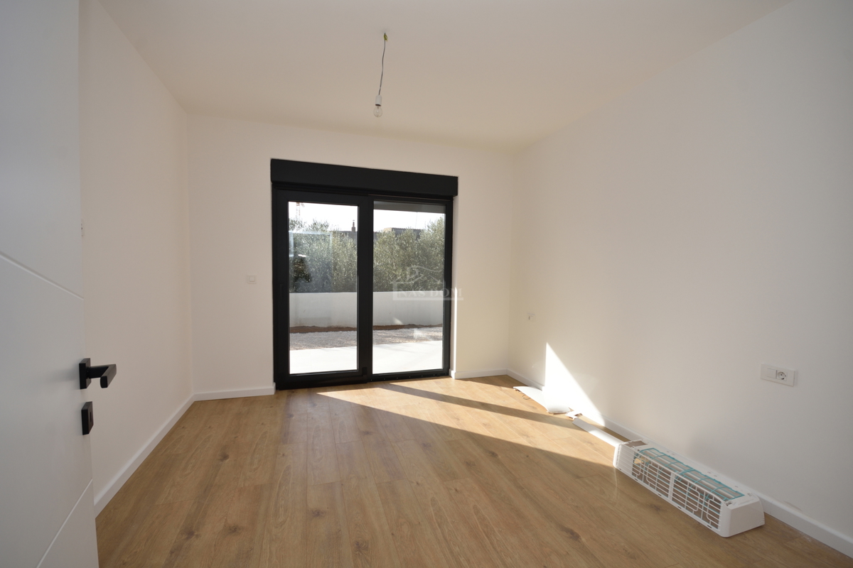 Luksuzno dvoprostorsko stanovanje S1 z veliko zemljiščem v Tribunju – 250 m od morja