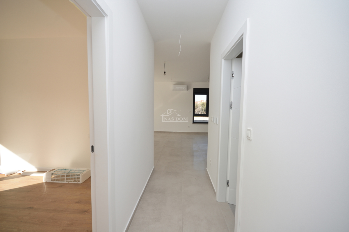 Luksuzno dvoprostorsko stanovanje S1 z veliko zemljiščem v Tribunju – 250 m od morja