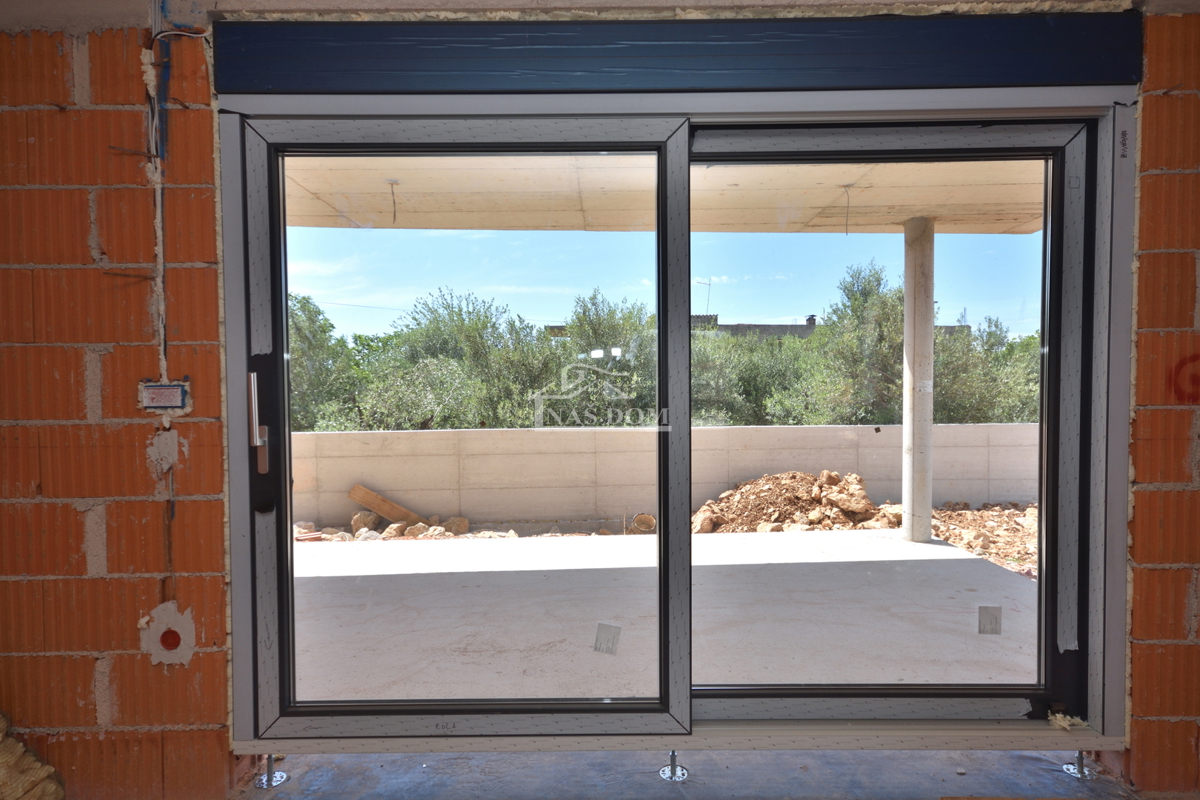 Luksuzno dvoprostorsko stanovanje S1 z veliko zemljiščem v Tribunju – 250 m od morja