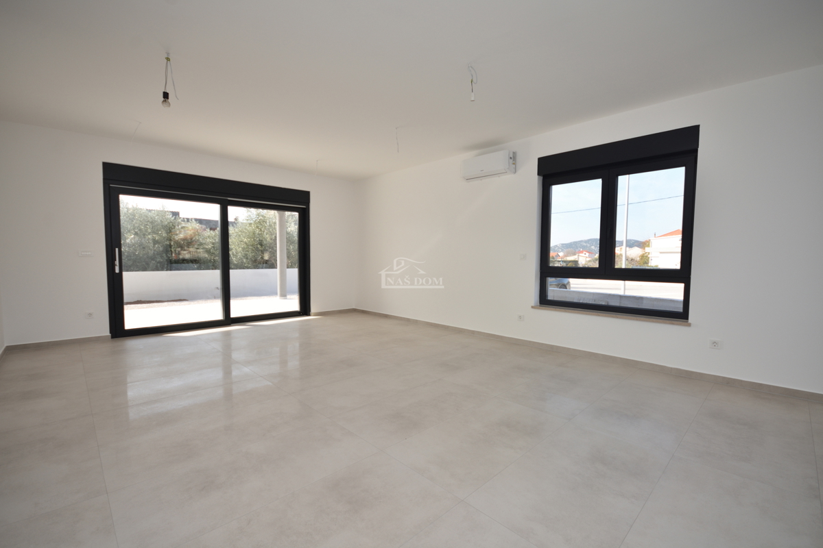 Luksuzno dvoprostorsko stanovanje S1 z veliko zemljiščem v Tribunju – 250 m od morja