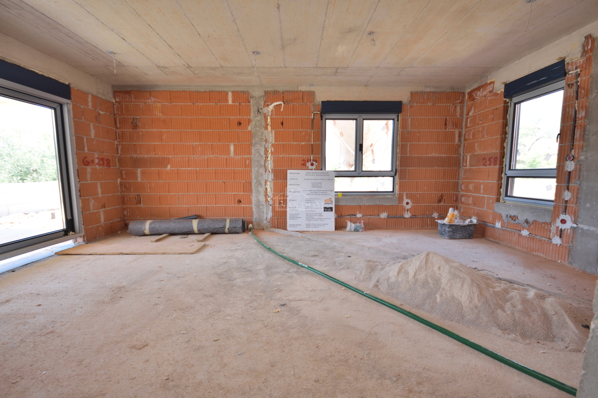 Luksuzno dvoprostorsko stanovanje S1 z veliko zemljiščem v Tribunju – 250 m od morja