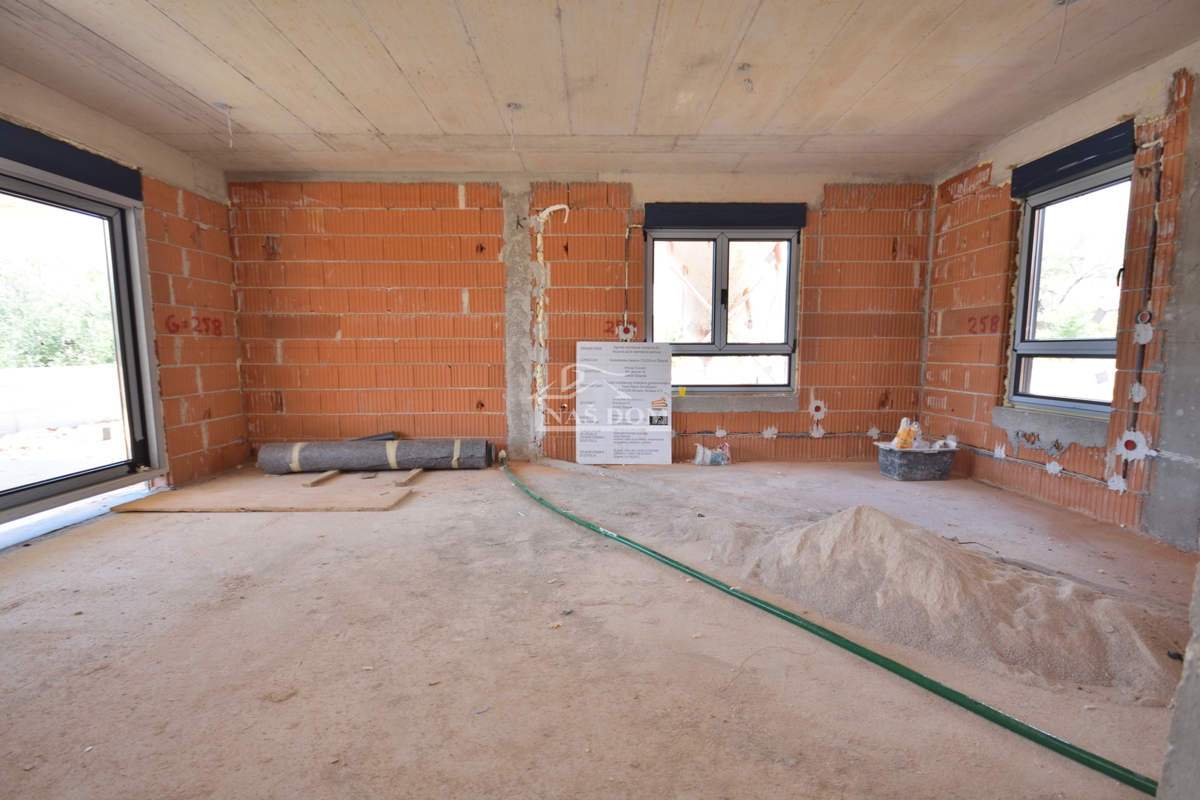 Luksuzno dvoprostorsko stanovanje S1 z veliko zemljiščem v Tribunju – 250 m od morja