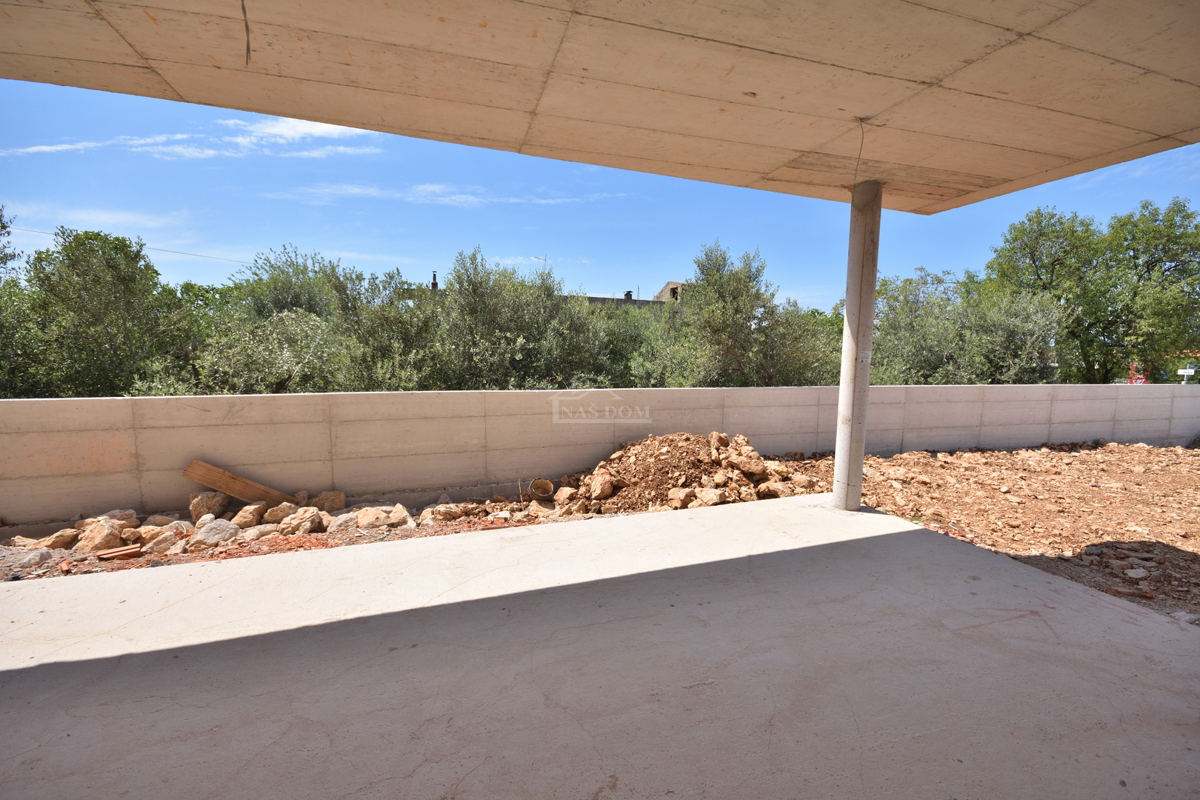 Luksuzno dvoprostorsko stanovanje S1 z veliko zemljiščem v Tribunju – 250 m od morja